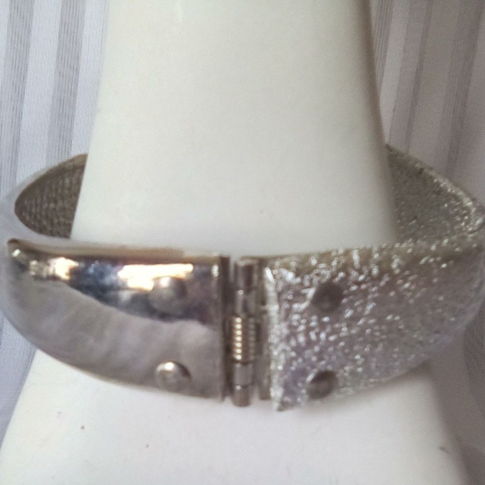 Silver‎ Tone Textured and Polished Bypass Hinged Bangle Bracelet Statement Piece - Picture 9 of 9